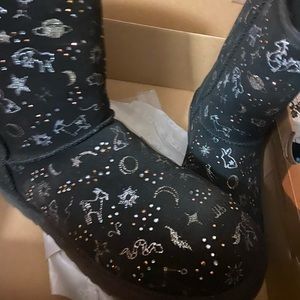 UGG CLASSIC ZODIAC SHORT BLACK BOOTS - WOMEN'S